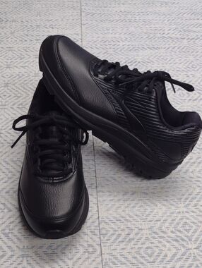 Brooks Women's Black Lace-Up Athletic Sneakers